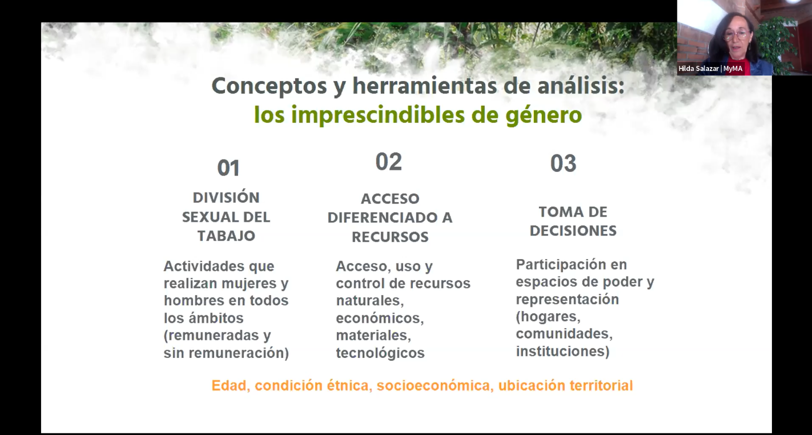 Hilda Salazar,  directora de Mujer y Medio Ambiente A. C., hablando sobre los conceptos y herramientas de análisis de género. 